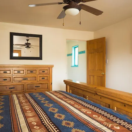 2 Bedroom - 10 Min. Walk To Plaza - Poppy Holiday home *
