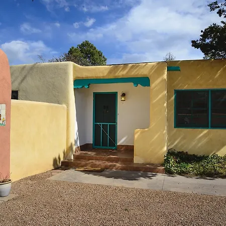 2 Bedroom - 10 Min. Walk To Plaza - Poppy Holiday home